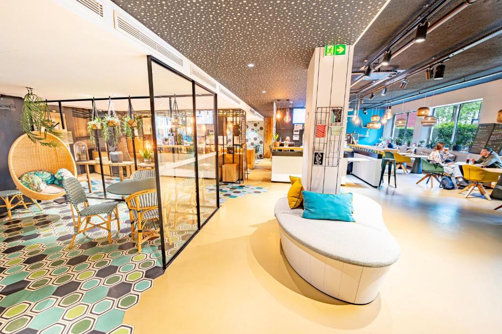 a store with a bench in the middle of a room at ibis Styles Paris 16 Boulogne in Paris