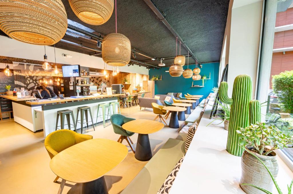 a restaurant with tables and chairs and a bar at ibis Styles Paris 16 Boulogne in Paris