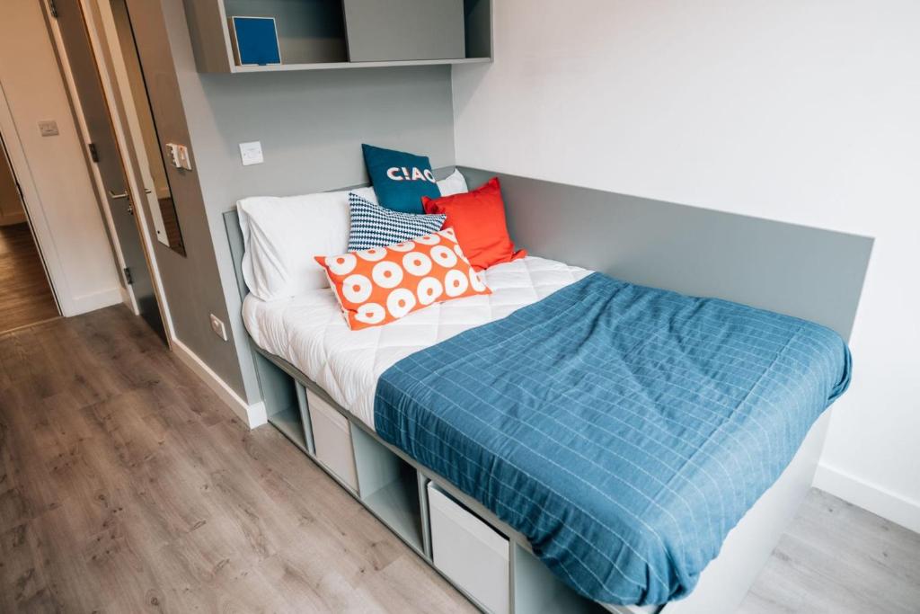 Postel nebo postele na pokoji v ubytování Canvas Point Campus Dublin Docklands