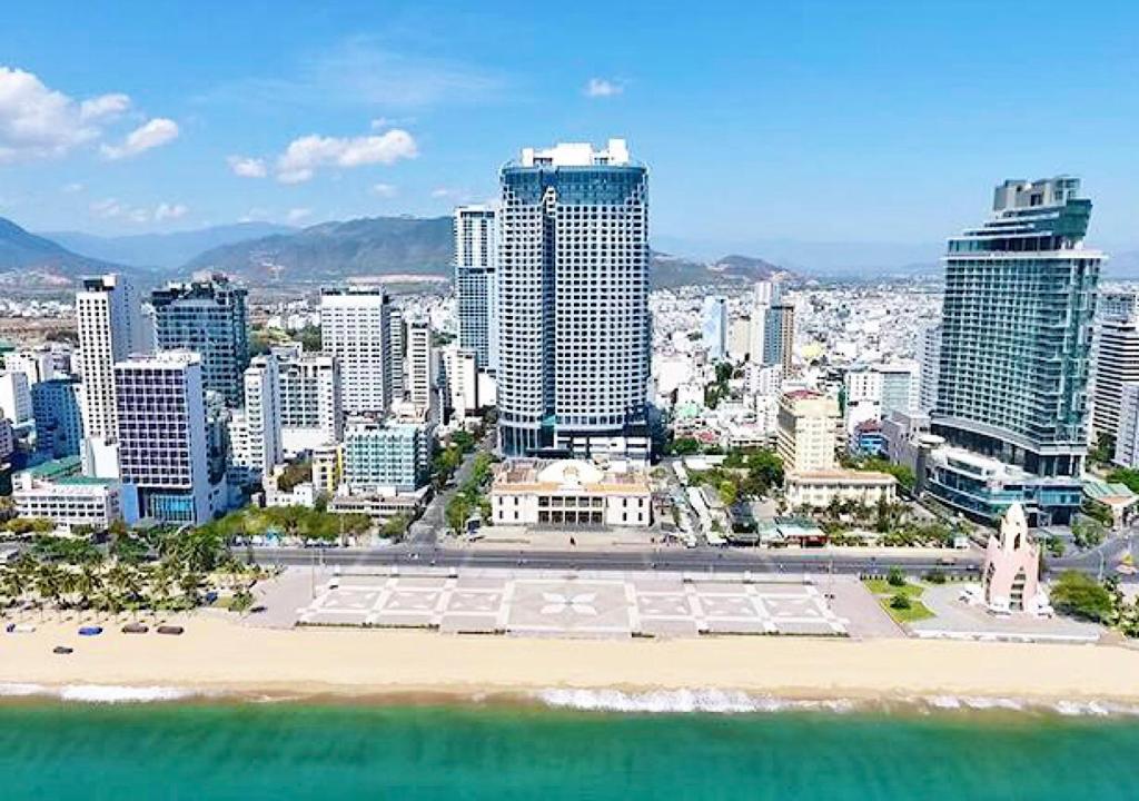 vistas a una ciudad con playa y edificios en Panorama Nha Trang Sky Beach en Nha Trang