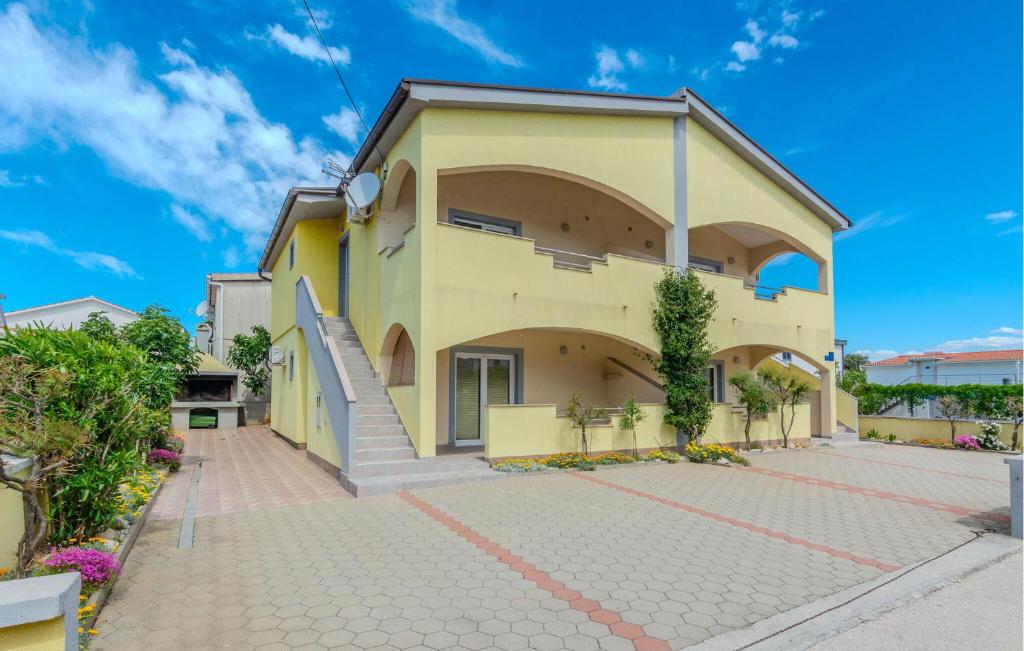 uma grande casa amarela com uma entrada em Cozy Apartment In Vir With Kitchen em Vir
