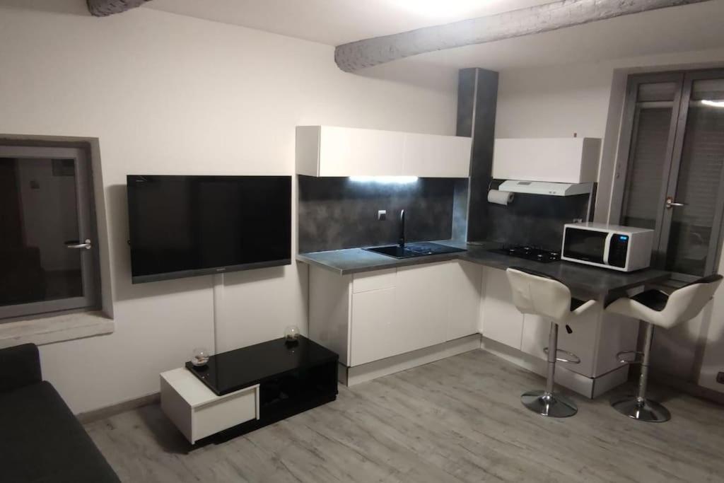 Cette chambre dispose d'une cuisine avec un bureau et un four micro-ondes. dans l'établissement Maison de village avec son charme intérieur, à Nissan-lez-Enserune