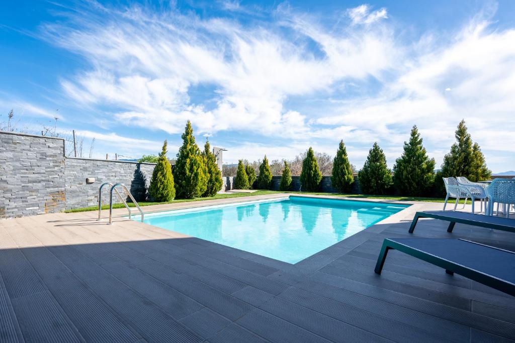 Bazén v ubytování Olynthus Luxury Rooms & Suites nebo v jeho okolí