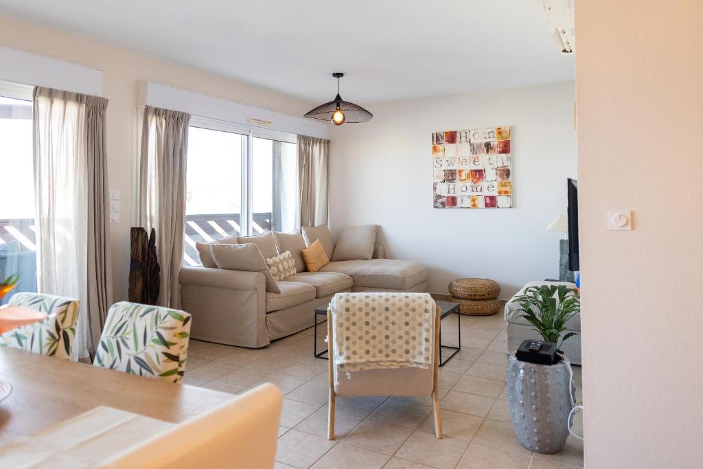 un salon avec un canapé et une table dans l'établissement Très bel appartement 4 pièces en duplex face Marinas, à Saint-Cyprien