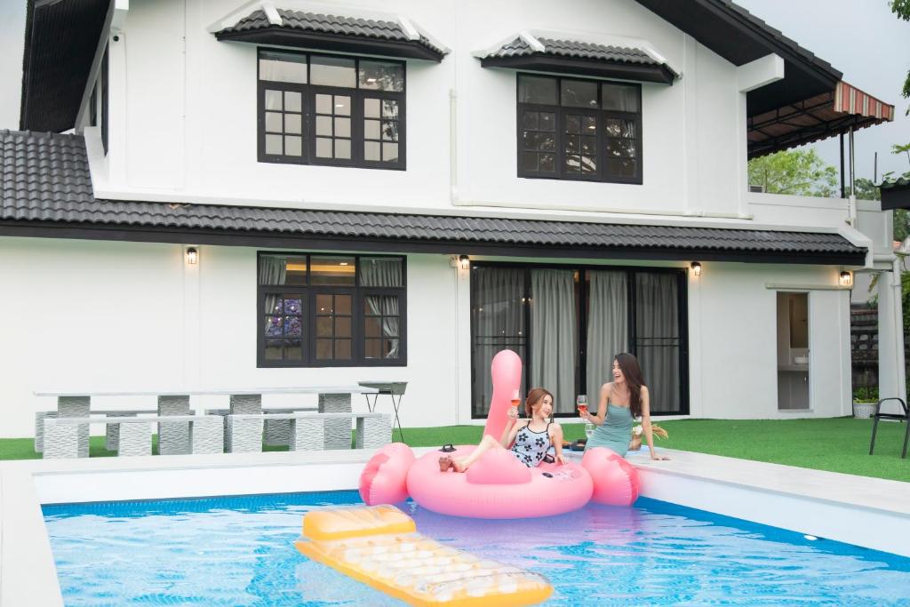 Piscina de la sau aproape de Number3 Poolvilla Bangkok