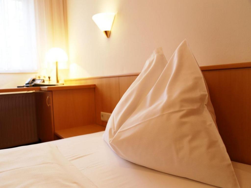 Postel nebo postele na pokoji v ubytování Hotel Kern Buam