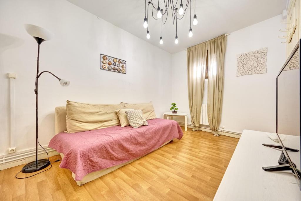 パンプローナにあるApartamento La Capilla by Clabaoのベッドルーム1室(ピンクの毛布付きのベッド1台付)