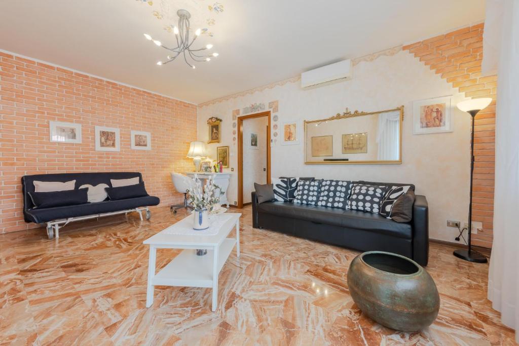 ein Wohnzimmer mit einem Sofa und einem Tisch in der Unterkunft Talamini in Mestre