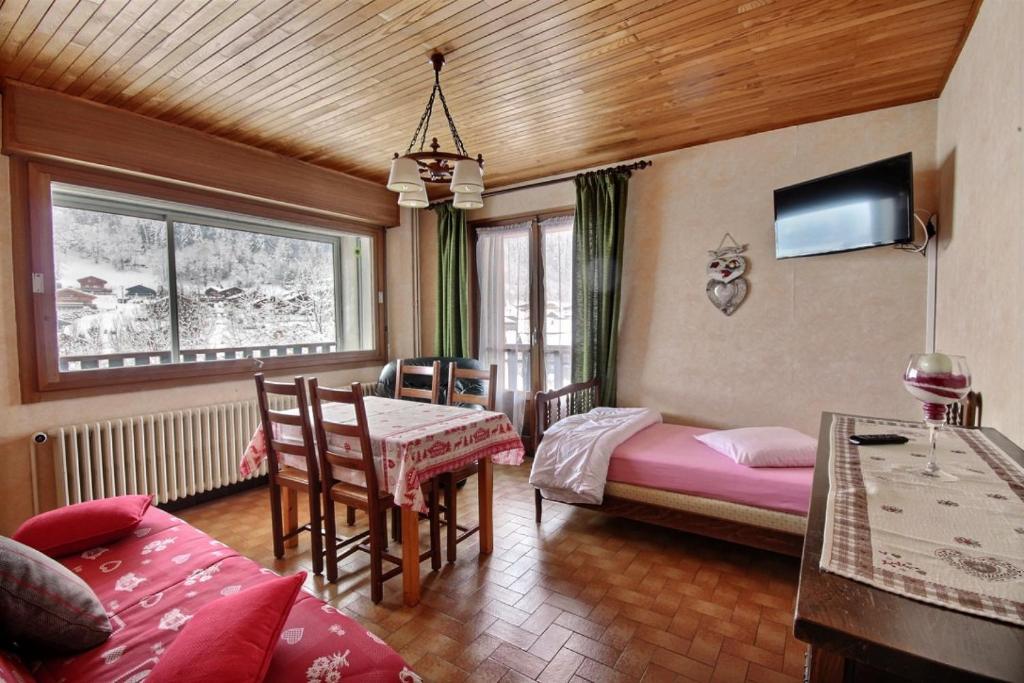 - une chambre avec une table et un lit dans l'établissement Grand Vane 3, à Morzine