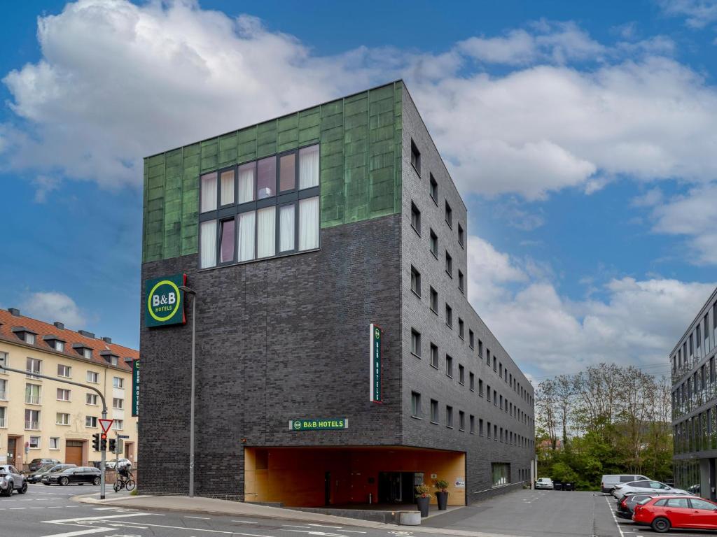 un edificio de ladrillo con un cartel en el costado en B&B HOTEL Fulda-Hbf, en Fulda