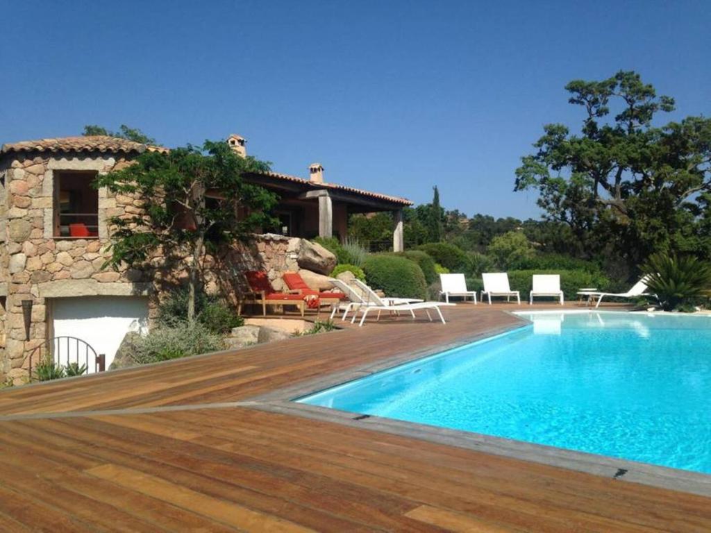 une villa avec piscine et une maison dans l'établissement Lavezzi - 2 bedrooms & swimming pool - beach 5min, à Zonza