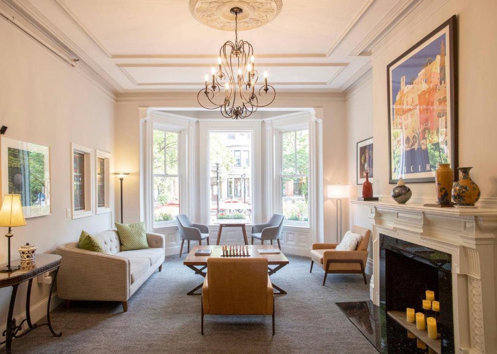 uma sala de estar com lareira e um lustre em Newbury Guest House em Boston