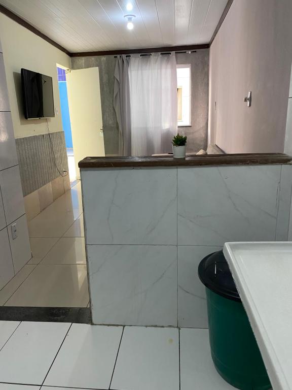 uma casa de banho com um chuveiro, um lavatório e um WC. em Hoje Apartamentos em Feira de Santana