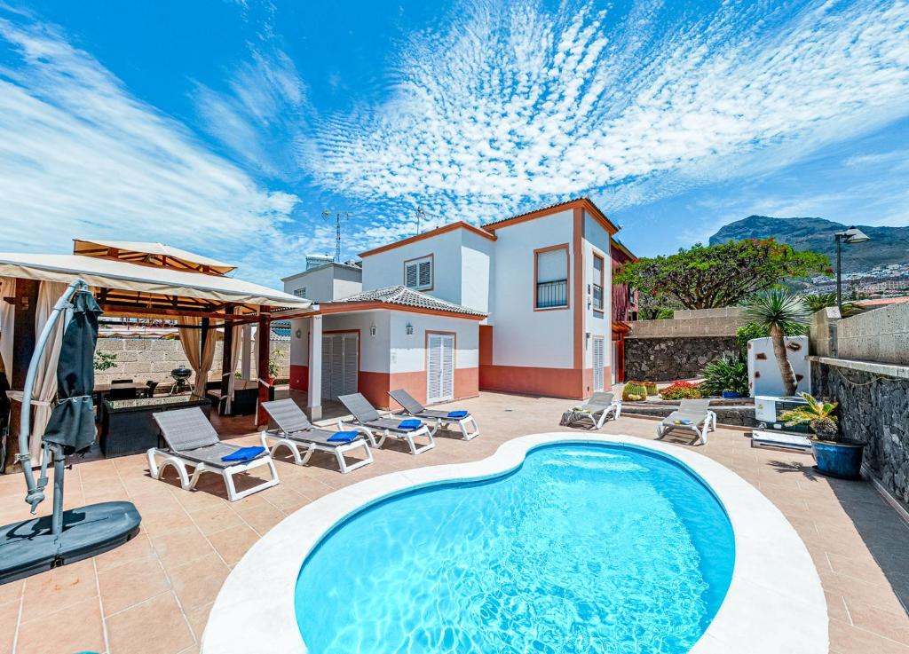 Bazén v ubytování Villa with pool in Madroñal Fañabe, Costa Adeje nebo v jeho okolí