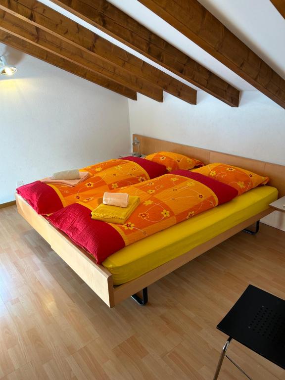 MagadinoにあるLa Preferitaのベッドルーム1室(オレンジと赤のシーツが入ったベッド1台付)