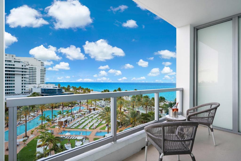 balcón con vistas a la playa y al océano en FontaineBleau Resort Balcony w Pool & Ocean View, en Miami Beach