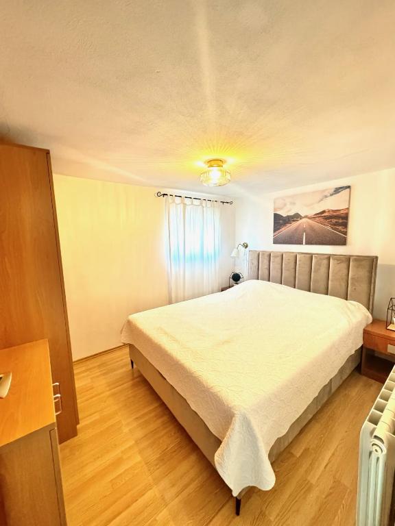 Postel nebo postele na pokoji v ubytování Apartments Lorena