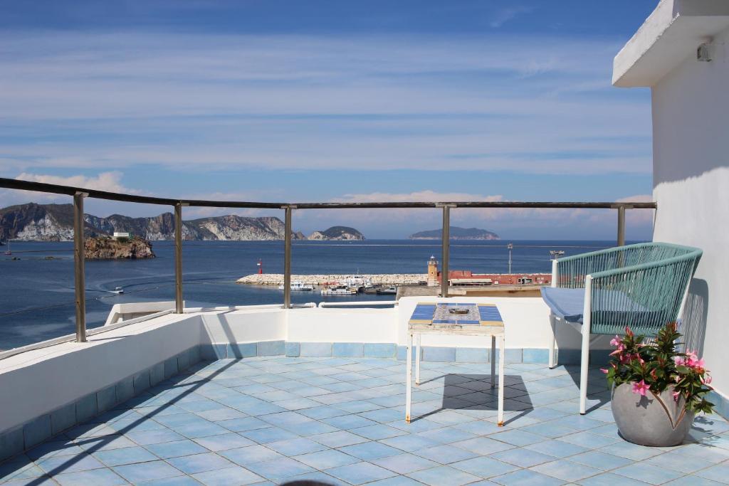 蓬扎的住宿－la mansarda sul mare，阳台配有桌子,享有海景。