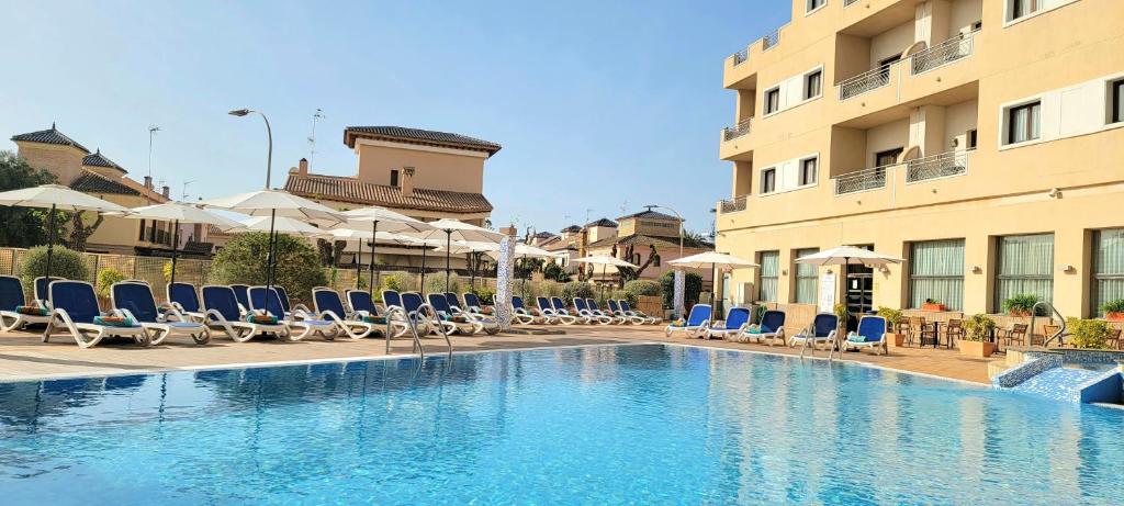 Bazén v ubytování Hotel Monarque Costa Narejos nebo v jeho okolí