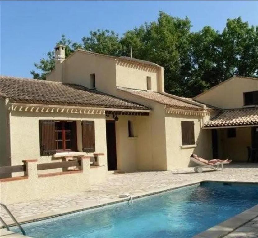 une maison avec une piscine devant dans l'établissement Villa de charme à Martignargues avec piscine privée, à Martignargues