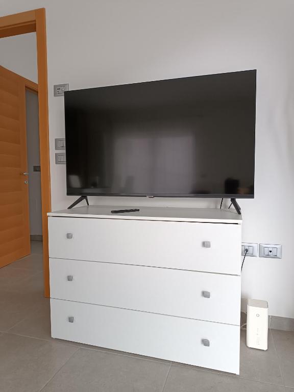 Telewizja i/lub zestaw kina domowego w obiekcie Casa Mirella