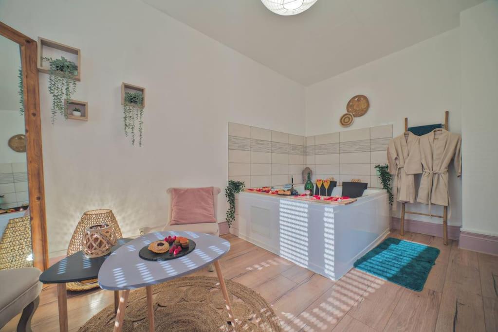 - un salon avec une table et un comptoir dans l'établissement Pacat Insolite Jacuzzi ParkingFree Centre à 5min, à Mulhouse