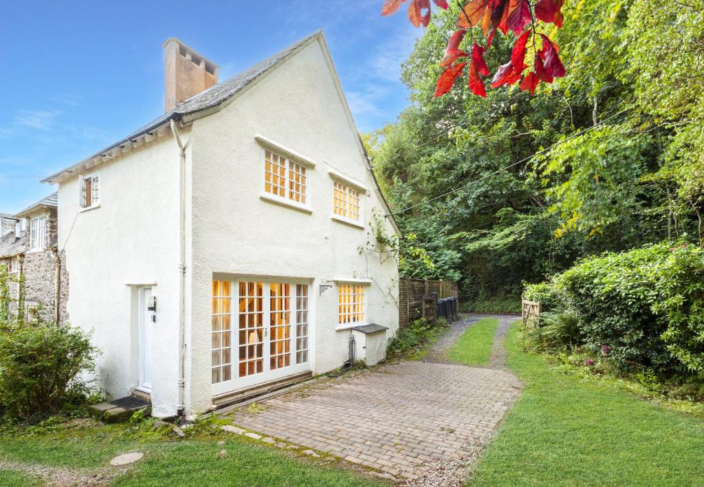 una casa bianca con un sentiero che la porta di Worthy Cottage a Porlock
