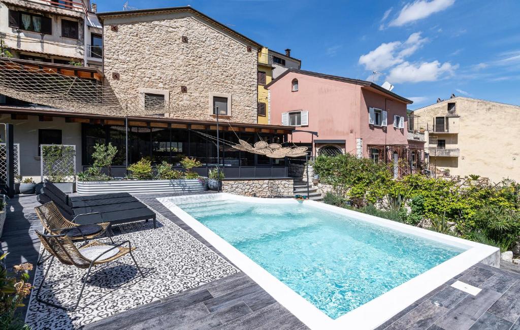 una piscina frente a un edificio en Amazing Home In Filignano With House A Mountain View en Filignano