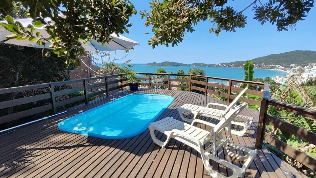 ボンビーニャスにあるA90 - Casa com piscina e linda vista - centro de Bombinhasのデッキ(スイミングプール、白い椅子2脚付)