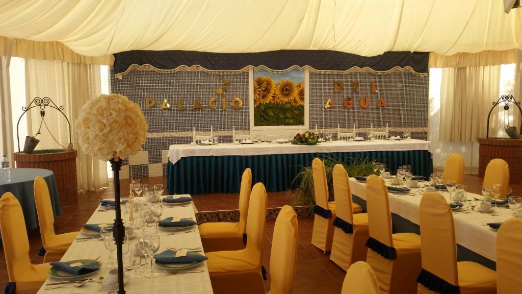 A restaurant or other place to eat at Hotel Don Juan