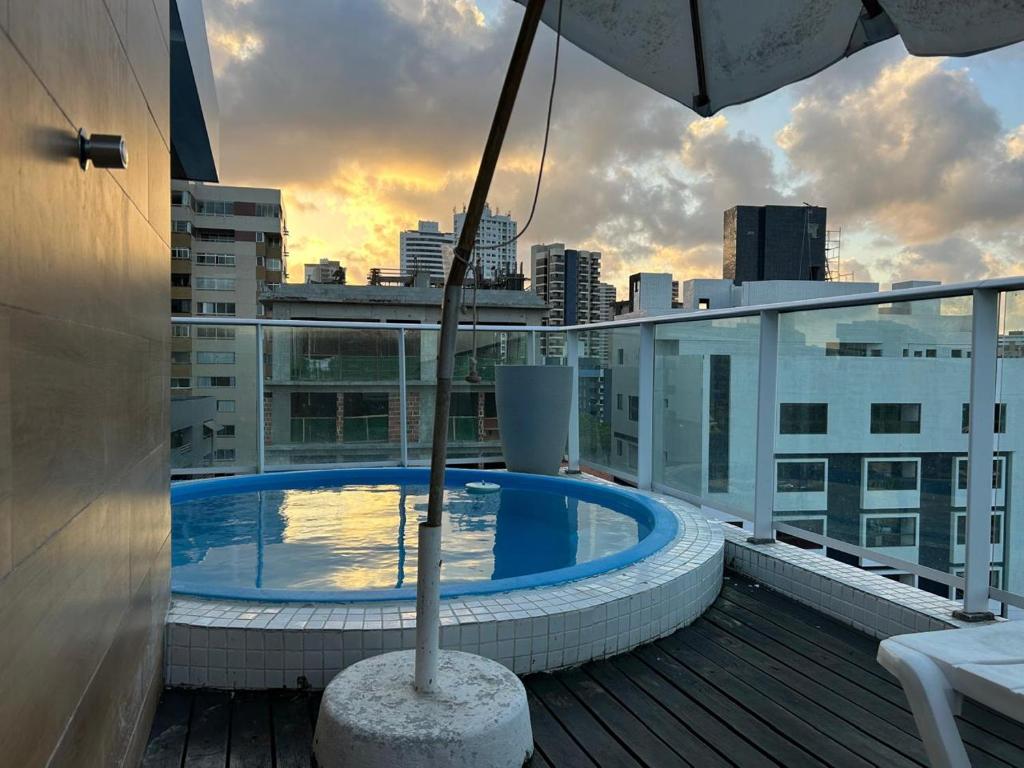 A piscina localizada em Linda cobertura vista mar ou nos arredores