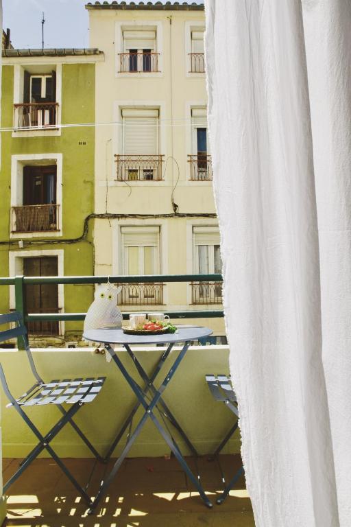 - un balcon avec une table et des chaises dans l'établissement Maison centre ville, belle décoration, à Sète