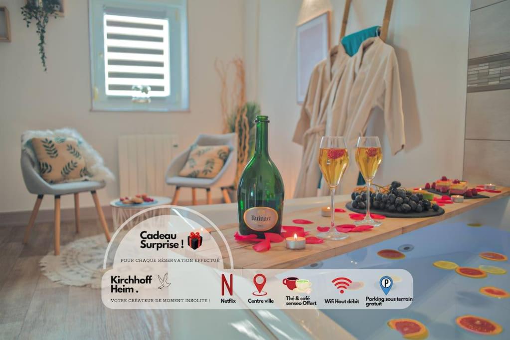 une chambre avec une table et deux verres de vin dans l'établissement Sosiego Insolite Jacuzzi ParkingFree 5min Centre, à Mulhouse