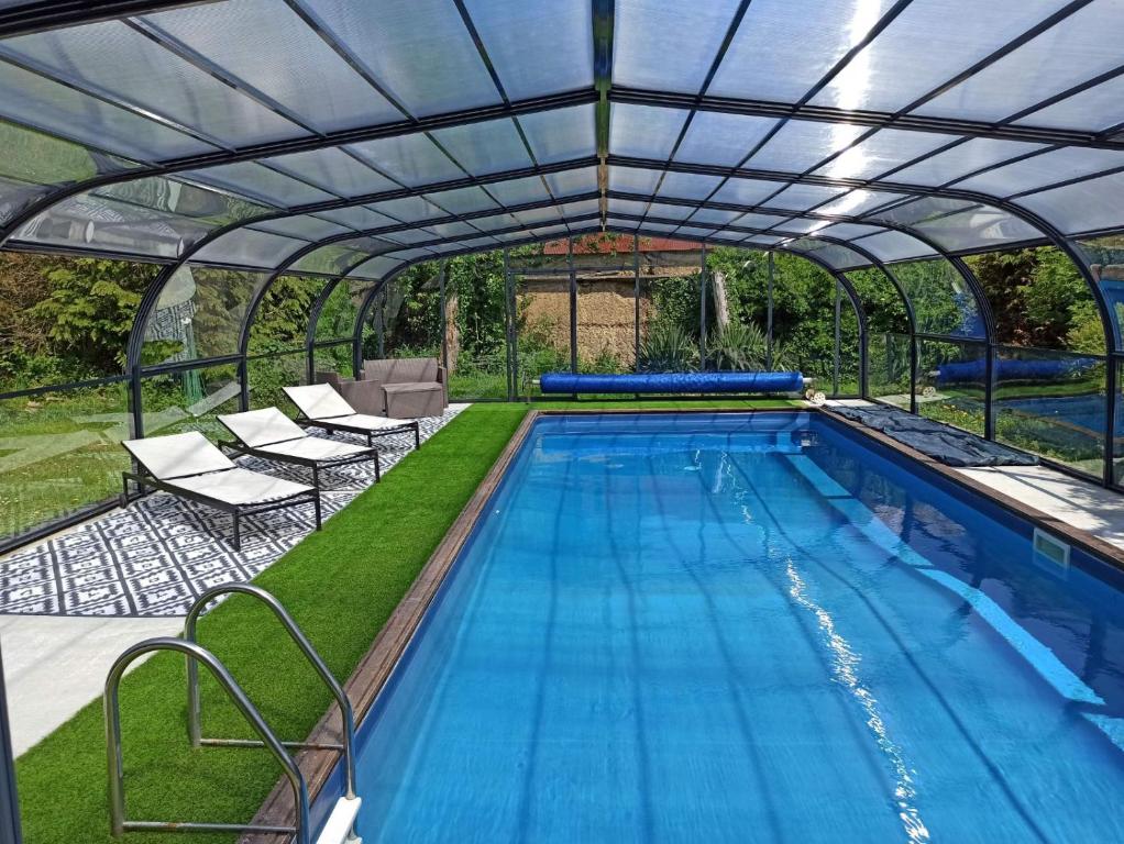 สระว่ายน้ำที่อยู่ใกล้ ๆ หรือใน La Petellerie, maison de campagne avec piscine pour un séjour détente