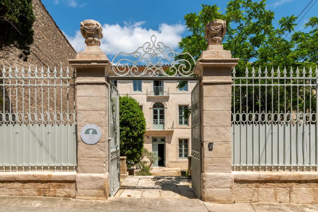 ペリアック・ド・メールにあるLa Grande Maison Chambres d'Hôtesの白柵家の入口門