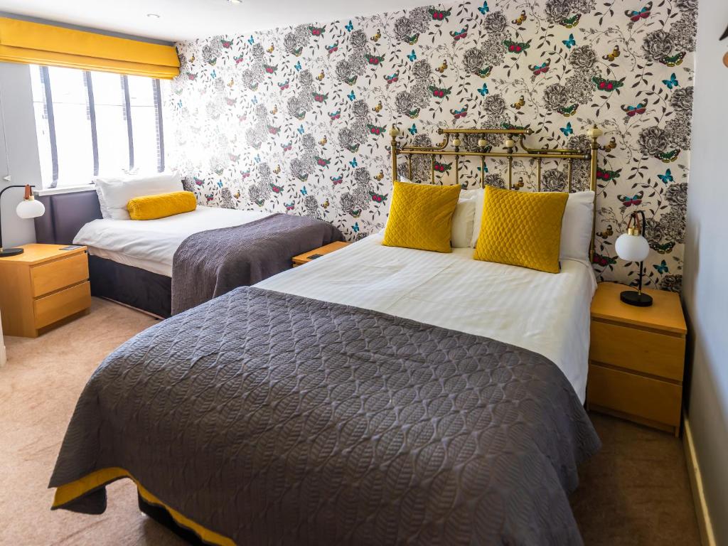 Postel nebo postele na pokoji v ubytování The Kenley Hotel