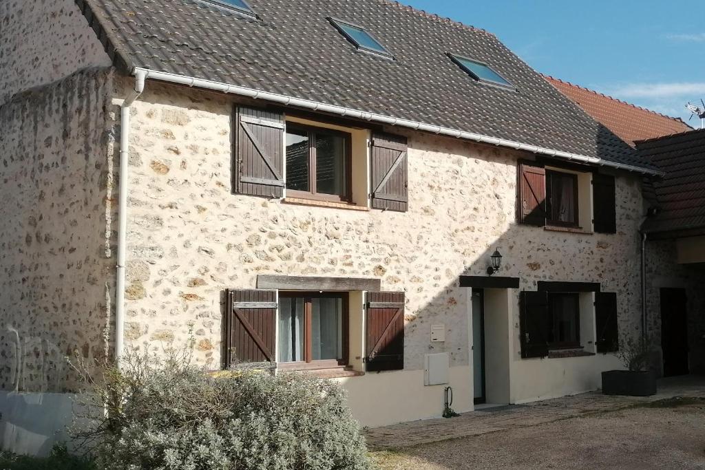 a brick house with windows and a roof at Agréable maison de ville de 120m² à Villejust in Villejust