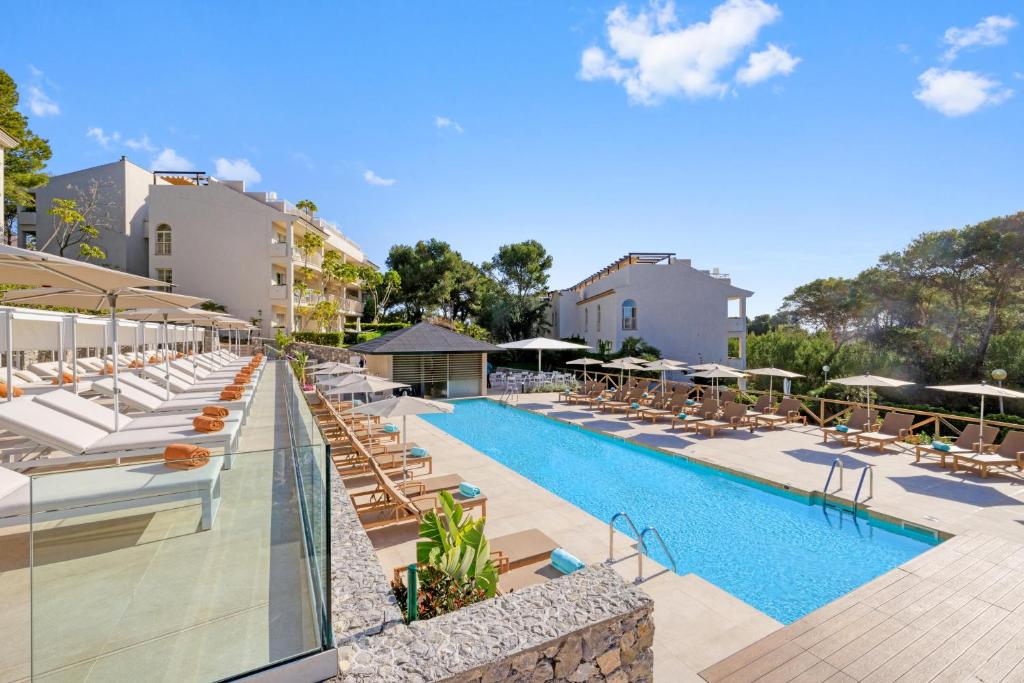 Бассейн в VIVA Cala Mesquida Suites & Spa Adults Only 16 или поблизости