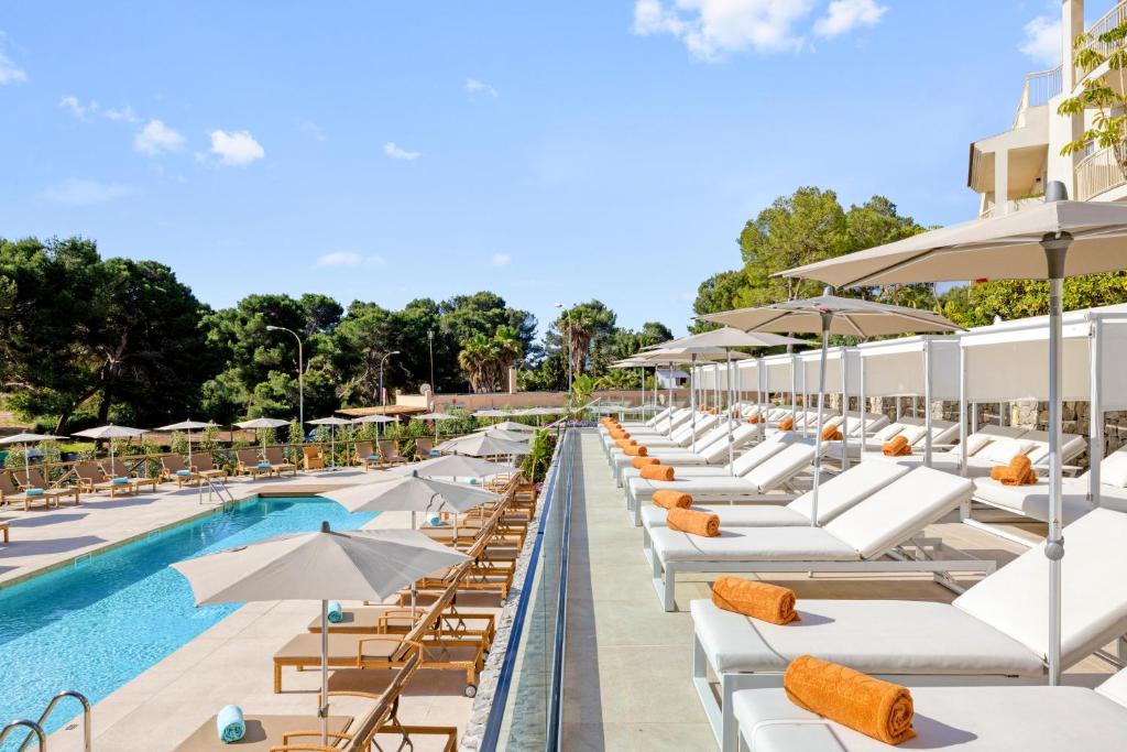 Бассейн в VIVA Cala Mesquida Suites & Spa Adults Only 16 или поблизости