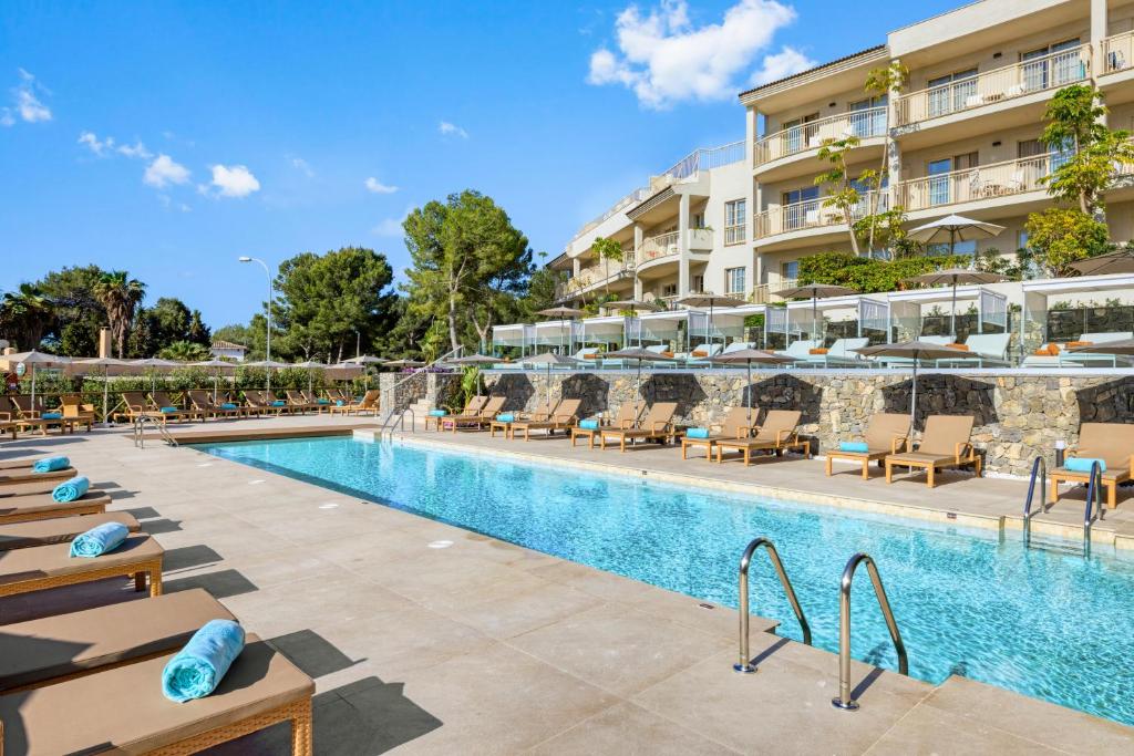 Бассейн в VIVA Cala Mesquida Suites & Spa Adults Only 16 или поблизости