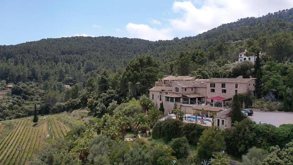 uma vista aérea de uma casa numa colina em Posada del Marqués - bed & breakfast em Esporles