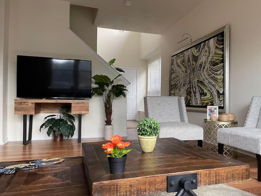 TV a/nebo společenská místnost v ubytování Amazing house in Woodlands fully equipped for 6