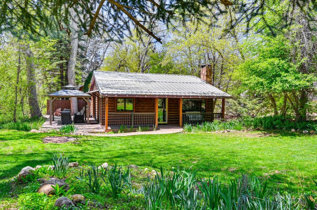 Zahrada ubytování Creekside Cabin Retreat with Private Deck in Payson