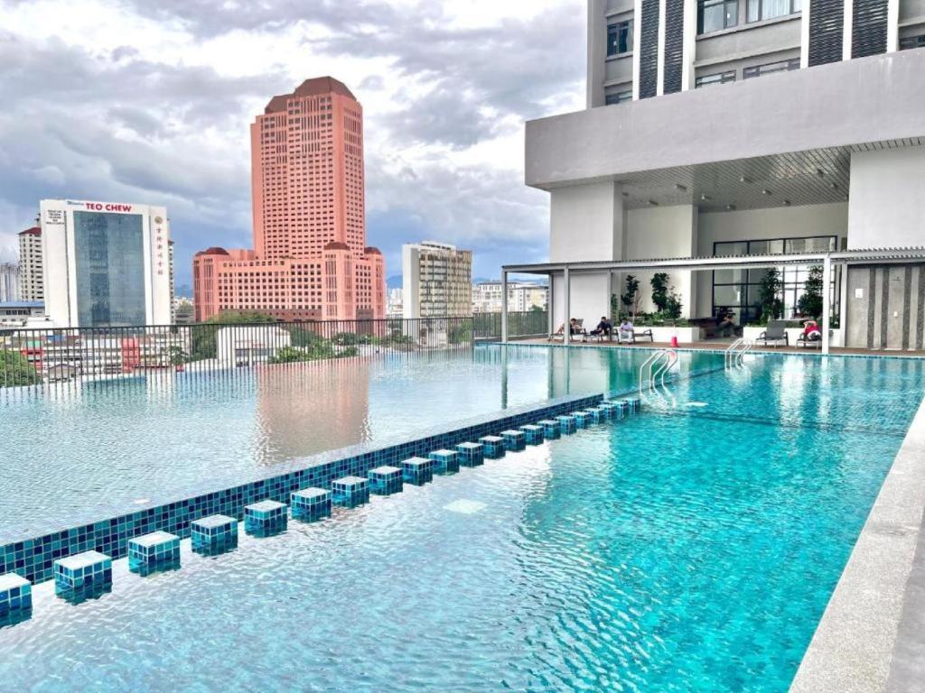 una gran piscina en la parte superior de un edificio en Chambers Suites KL BY Fortune en Kuala Lumpur