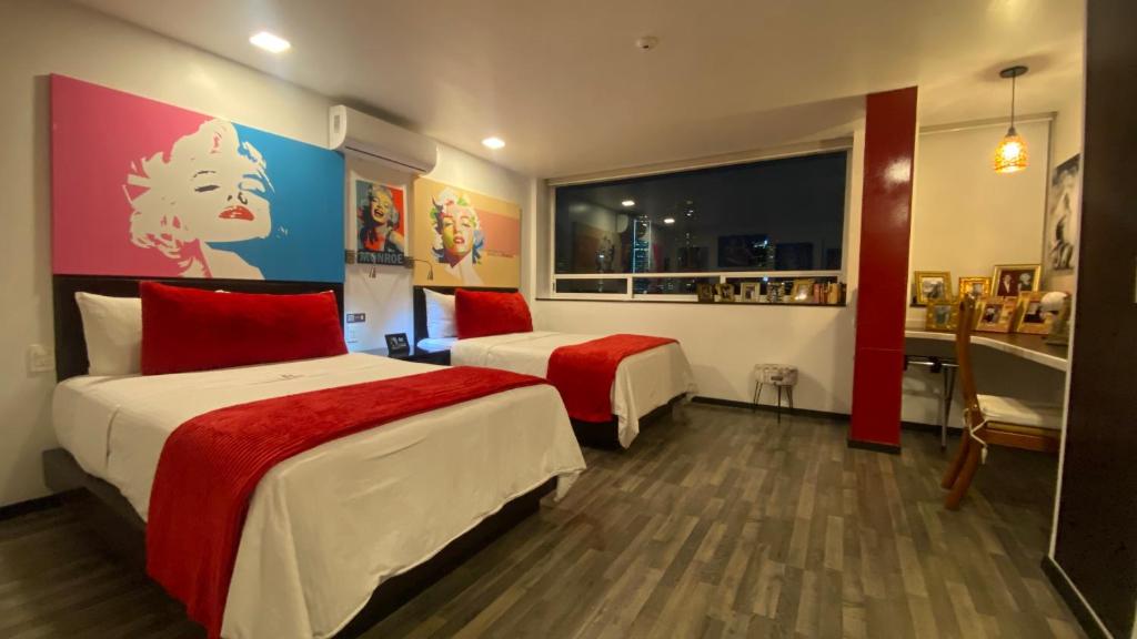 Cette chambre comprend 2 lits et une fenêtre. dans l'établissement Aiden by Best Western Hotel Black Boutique, à Mexico