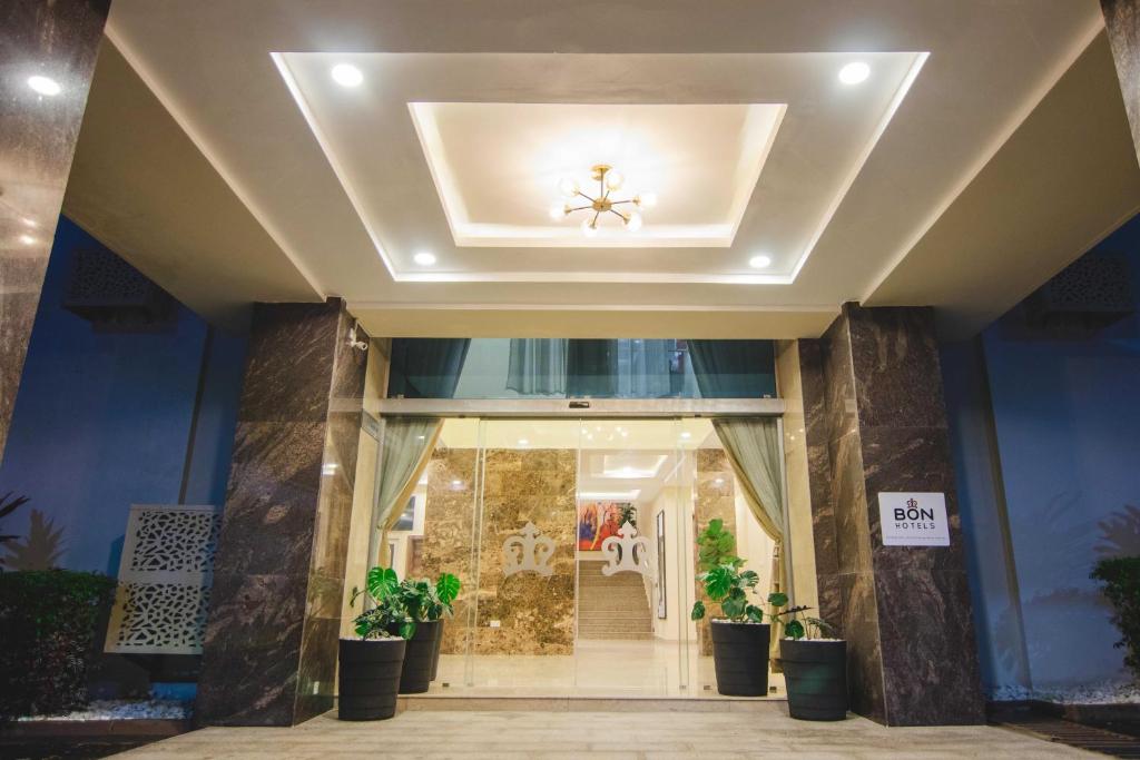 um corredor de um edifício com tecto em BON Hotel Imperial em Abuja