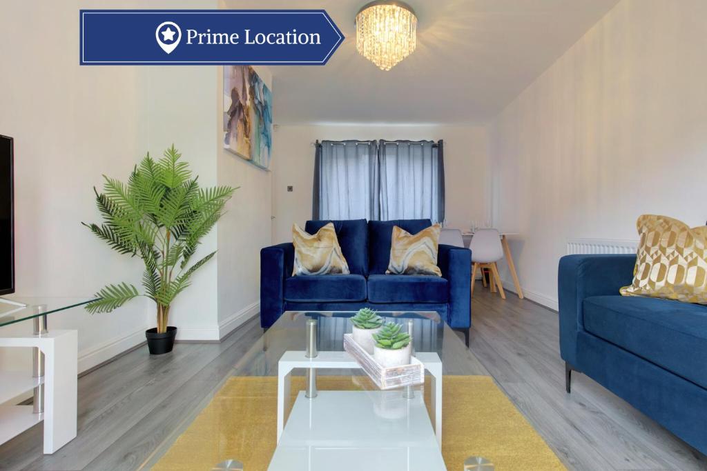 Voguish 3BR Home in Huyton في ليفربول: غرفة معيشة مع أريكة زرقاء وطاولة