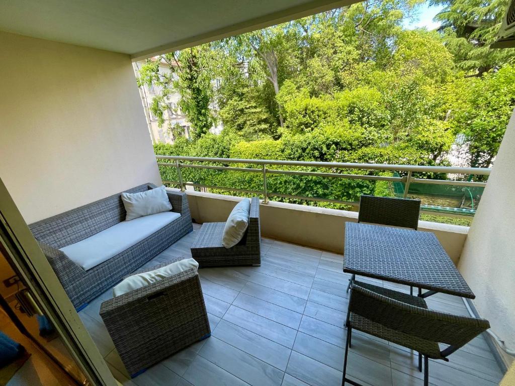 d'un balcon avec un canapé, des tables et des chaises. dans l'établissement Isola Bella by Connexion, à Cannes