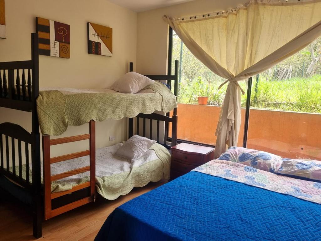 Двухъярусная кровать или двухъярусные кровати в номере Cabaña con piscina en barbosa-velez