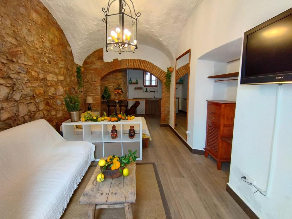 una sala de estar con un sofá y una mesa en Apartamento Turistico Arco Jerez, en Zafra